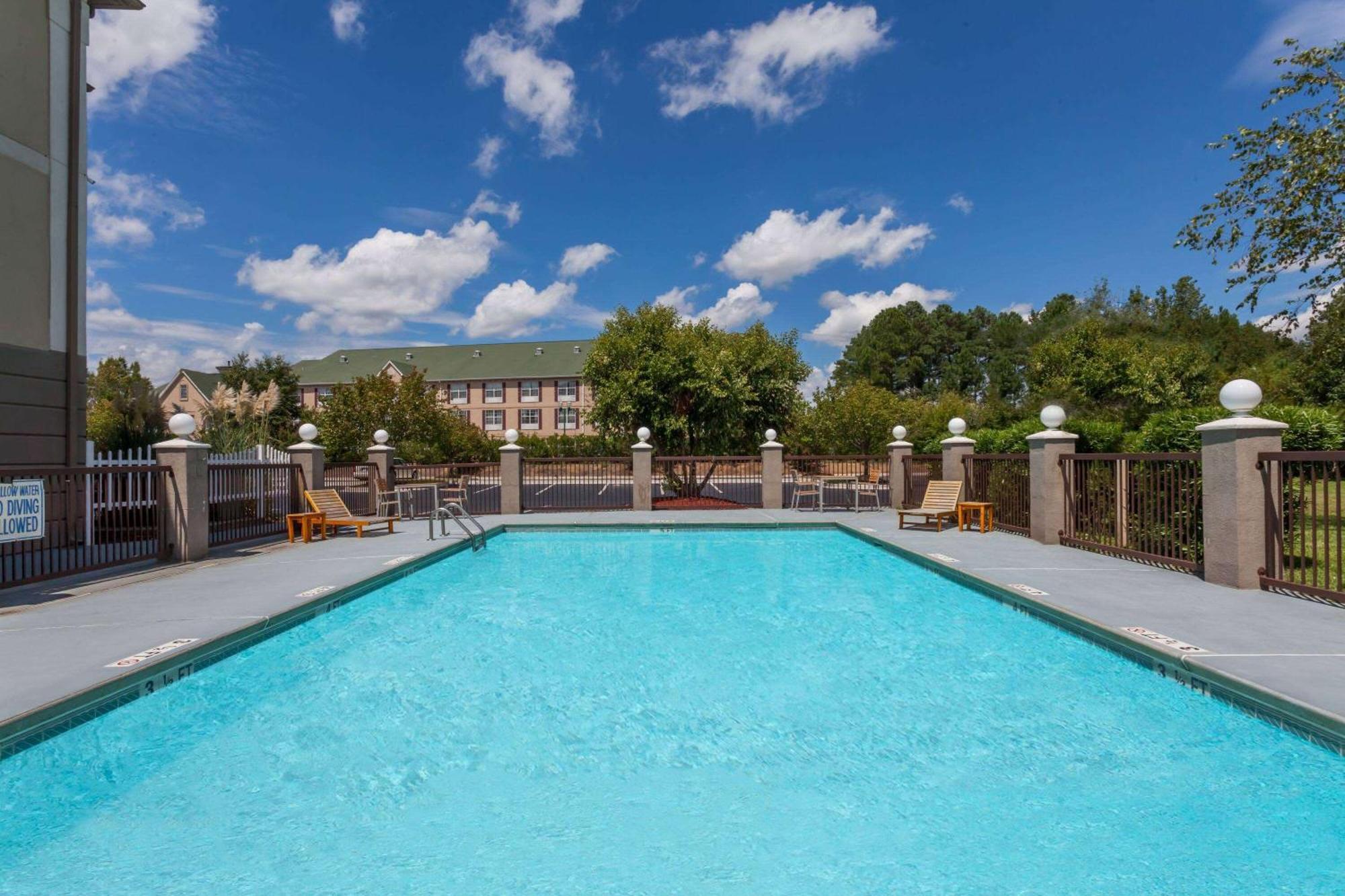 Baymont By Wyndham Columbia Fort Jackson Exterior photo